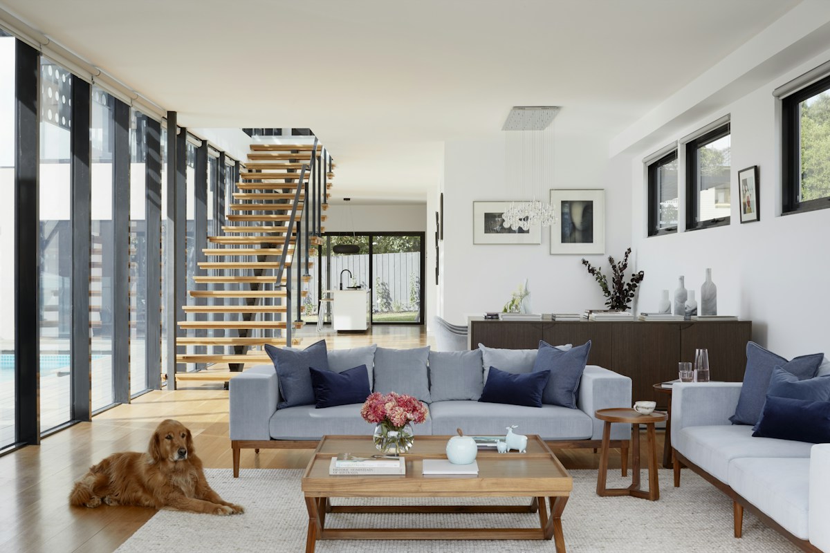 Interior con acabados cálidos y detalles de diseño
